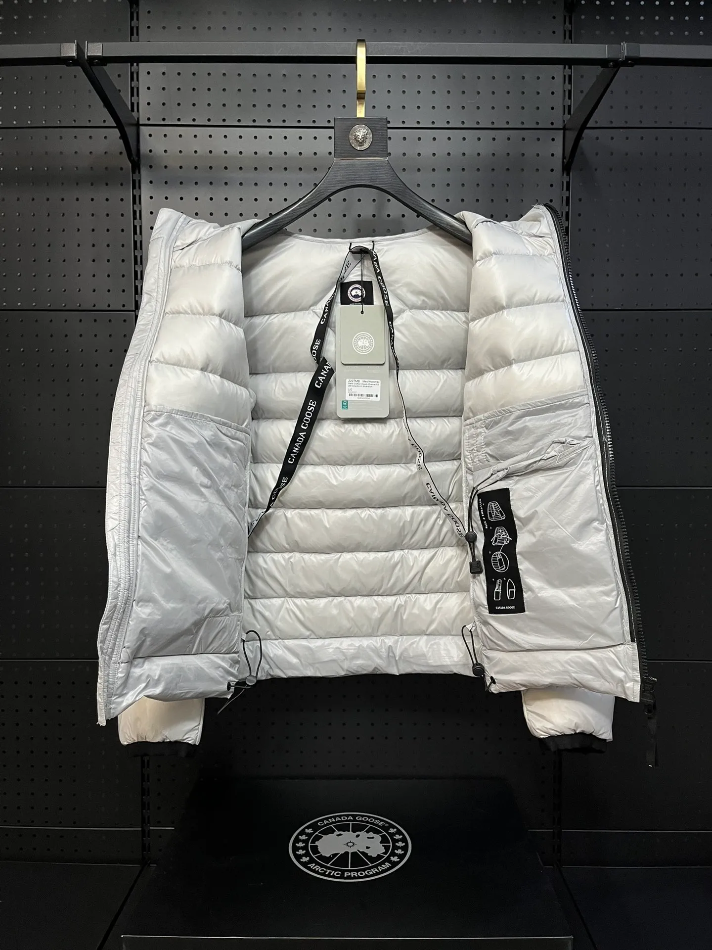 P940 Top 🔥purchase version 𝘾𝘼𝙉𝘼𝘿𝘼 𝙂𝙊𝙊𝙎𝙀/Canada Goose 2227 thin and light style. It’s super lightweight and doesn’t feel any weight on your upper body at all! Show more temperament‼  Canada Goose, a Canadian brand, has always been recognized as the warmest down jacket. Various Instagram celebrities, Internet celebrities, and celebrities often wear it for street photos. I make Canada Goose every year, but I still can’t get rid of my love for the goose. No matter how cold the winter is, there is no need to be afraid. Canada Goose is the legendary warmest down jacket and is known as a must-have for Arctic outdoor sports! The most popular down jacket in the world, celebrities are rushing to buy it, it is a must-have! Size: S-2XL Color: silver gray (red label) silver gray (black label), black (red label), black (black label), dark blue